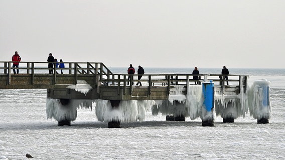 Spaziergänger auf der vereisten Seebrücke in Sassnitz © NDR Foto: Max Bachmann aus Sassnitz