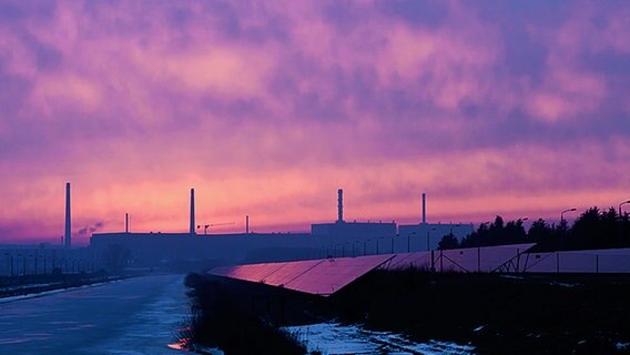 Solaranlage vor dem stillgelegten Lubminer Kernkraftwerk © NDR Foto: Uwe Mahler aus Lubmin