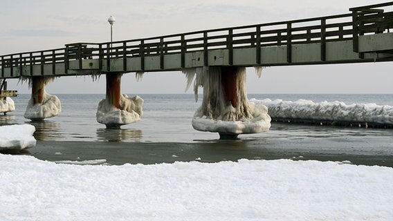 Eisgebilde an der Seebrücke Koserow © NDR Foto: Waltraut Bolsho aus Greifswald