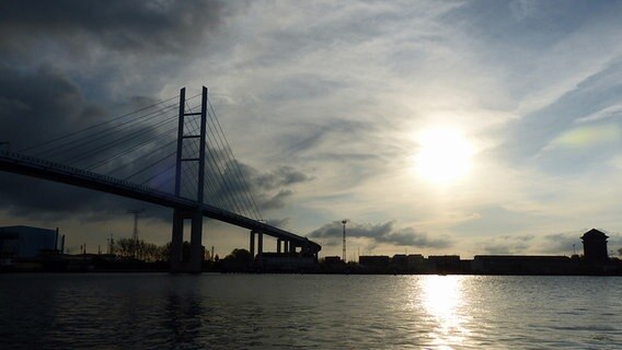 Sonnenuntergang hinter der Rückenbrücke © NDR Foto: Hartmut Heidrich aus Stralsund