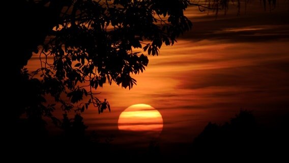 Leichtbewölkter Sonnenuntergang © NDR Foto: Birgit Blume aus Göhren auf Rügen