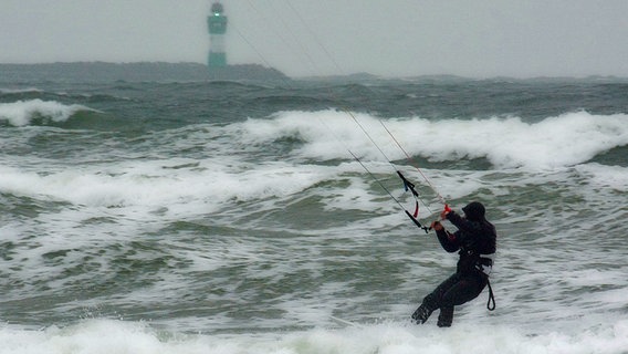 ein Kitesurfer auf der Ostsee © NDR Foto: Günter Kamp aus Greifswald
