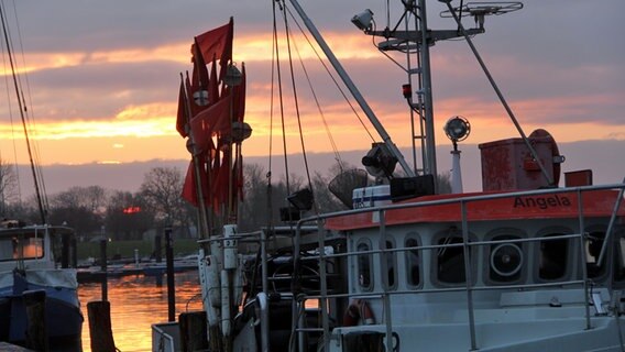 Morgenrot mit Fischerboot im Vordergrund © NDR Foto: Gerald Schneider aus Kloster/Hiddensee