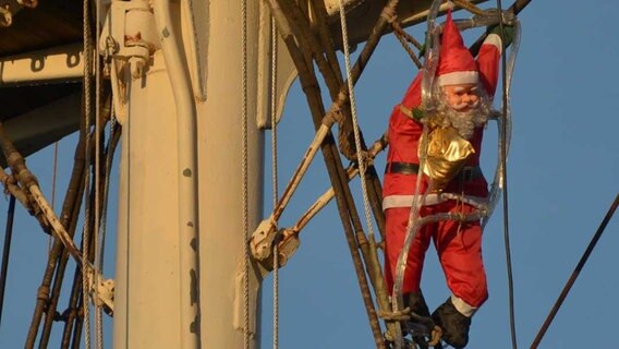 Ein Weihnachtsmann hängt an der Greif. © NDR Foto: Günter Kamp aus Greifswald
