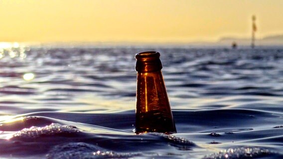 Glasflasche im Meer © NDR Foto: Peter Heydemann aus Sassnitz