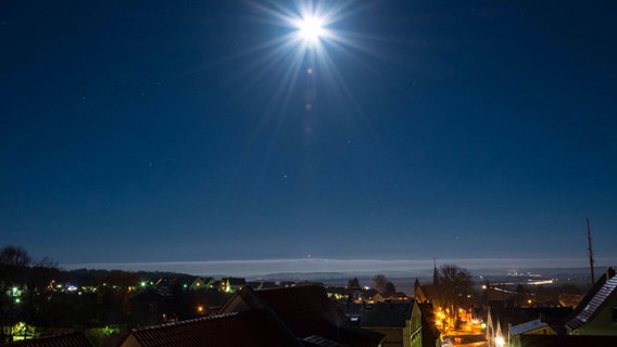 Vollmond über Bergen auf Rügen © NDR Foto: Stefan Krüger aus Bergen auf Rügen