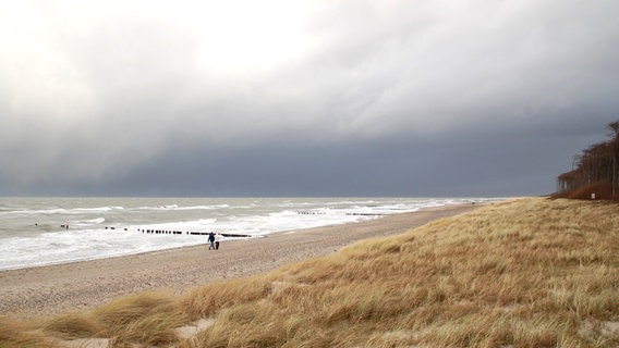 Regengebiet über einem Strand. © NDR Foto: Wolfgang Peter aus Stralsund