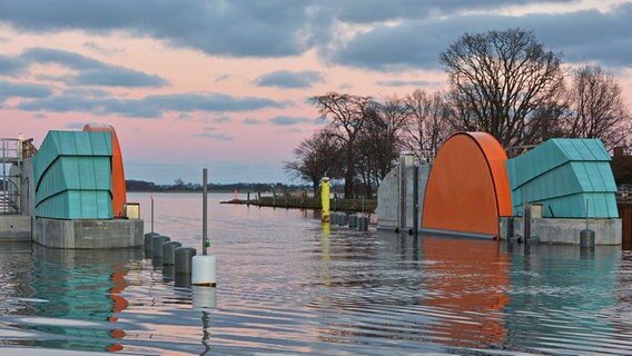 Sonnenuntergang über dem Sperrwerk in Wieck © NDR Foto: Günter Kamp aus Greifswald