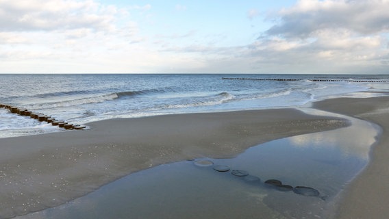 Menschenleerer Strand © NDR Foto: Marianne Schultz aus Stralsund