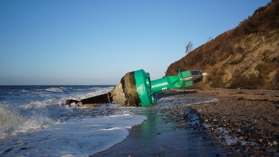Eine angespülte grüne Fahrwassertonne liegt an einem Strand. © NDR Foto: Sven Dahlke aus Hiddensee