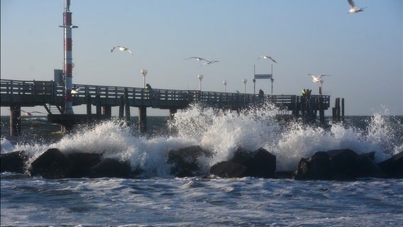 An einer Seebrücke hat der Wind die Wellen aufgepeitscht. © NDR Foto: Werner Bayer aus Neubrandenburg