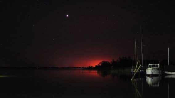 Nachthimmel über einem Hafen © NDR Foto: Jens Schneider aus Lassan