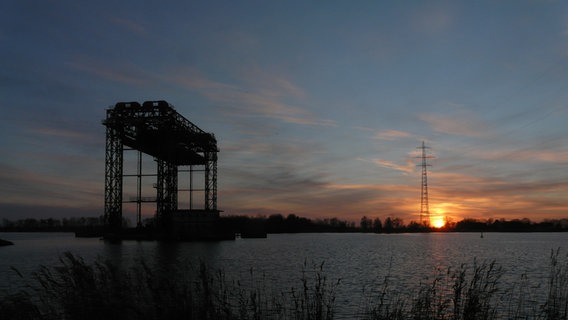 Sonnenuntergang hinter einer Brücke © NDR Foto: Hartmut Lahrmann aus Anklam