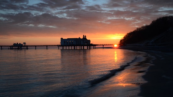 Sonnenaufgang über einer Seebrücke © NDR Foto: Jörg Richter aus Sassnitz