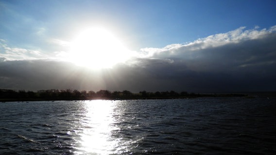 Sonne strahlt vom Himmel über der Ostsee © NDR Foto: Marion Schultz aus Stralsund