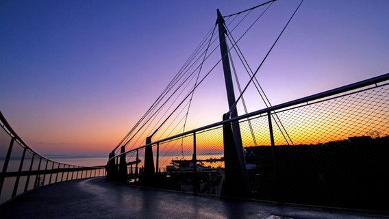 Sonnenuntergang von einer Brücke aus gesehen © NDR Foto: Thomas Starkloff aus Sassnitz