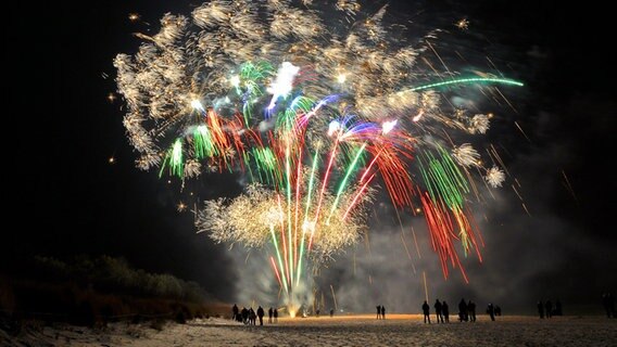 Feuerwerk am Strand © NDR Foto: Günter Kamp aus Greifswald