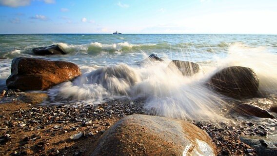 Wellen schlagen gegen Steine am Ostseeufer. © NDR Foto: Thomas Starkloff aus Sassnitz