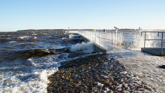 Wasser überschwemmt eine kleine Seebrücke © NDR Foto: Detlef Matthias aus Greifswald