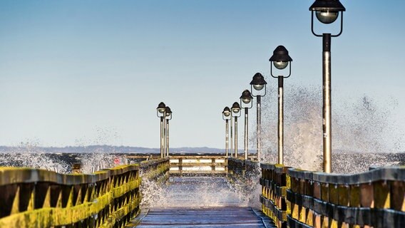 Wasser peitscht auf eine Seebrücke © NDR Foto: Uwe Kantz aus Hinrichshagen