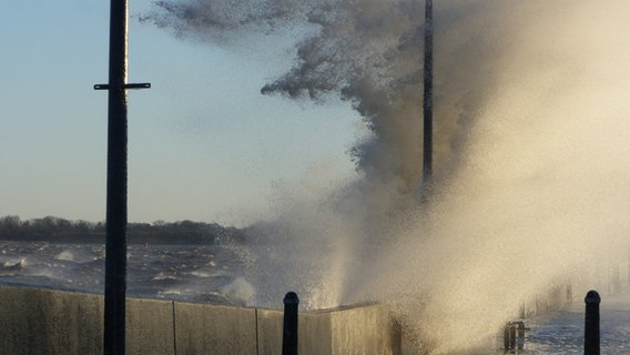 Sturmwelle schwappt über Fußgängerweg © NDR Foto: Hartmut Heidrich aus Stralsund