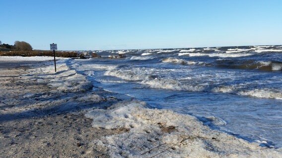 gefrorene Gischt am Strand © NDR Foto: Norbert Wendt aus Neubrandenburg