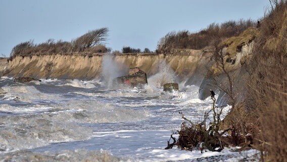 Wellen schlagen bei Sturm gegen eine Steilküste. © NDR Foto: Horst Seack aus Ribnitz-Damgarten