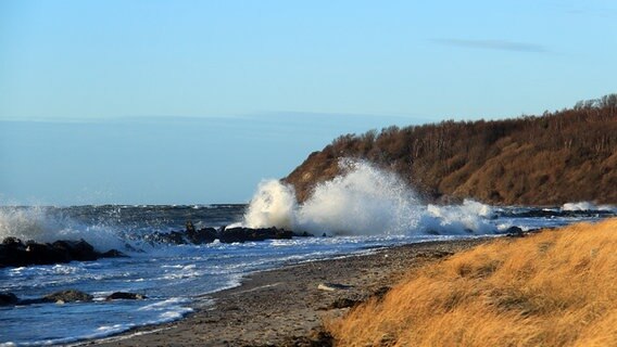 Wellen brechen an einem Steinwall. © NDR Foto: Thomas Heimlich von der Insel Hiddensee