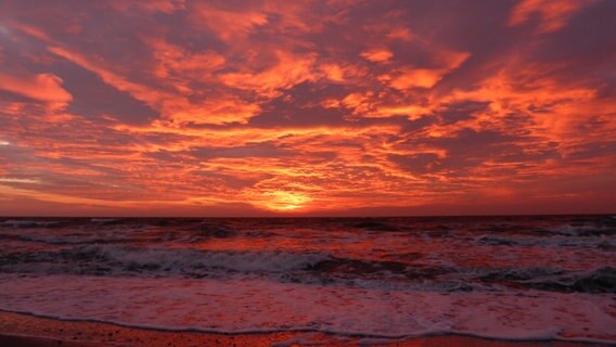 Abendrot über der Ostsee © NDR Foto: Gerald Schneider aus Kloster Hiddensee