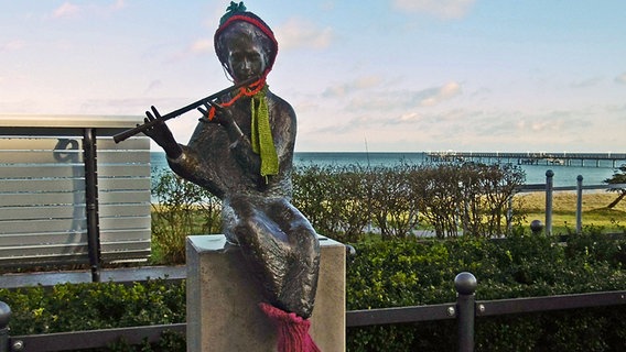 Bronzefigur mit Strickschal und Mütze an der Promenade in Binz. © NDR Foto: Pascal Netzer aus Zirchow