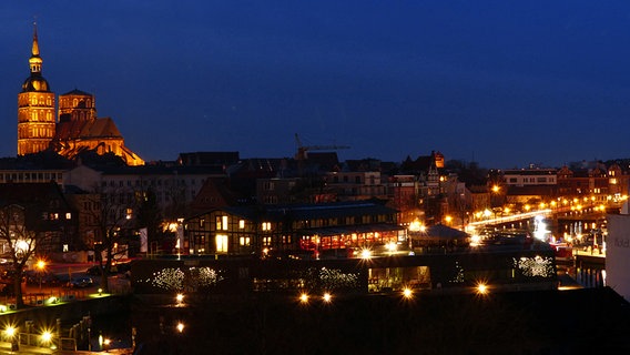 Stralsund bei Nacht © NDR Foto: Hartmut Heidrich aus Stralsund
