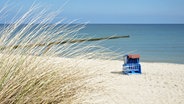 Einzelner blauer Strandkorb an der Ostsee © NDR Foto: Norbert Brandt aus Neubrandenburg