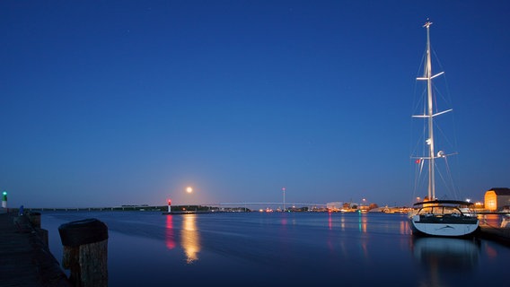 Vollmond über dem Hafen in Stralsund © NDR Foto: Karsten Unger aus Groß Mohrdorf