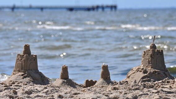 Sandburgen am Ostseestrand © NDR Foto: Robert Gerber aus Greifswald