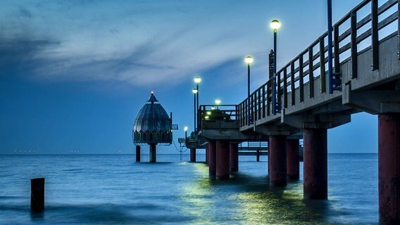 die Seebrücke von Zingst zur blauen Stunde © NDR Foto: Thekla Oelke aus Brandshagen
