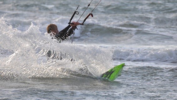 Mann surft mit einem Windsegel über das Wasser. © NDR Foto: Robert Gerber aus Greifswald