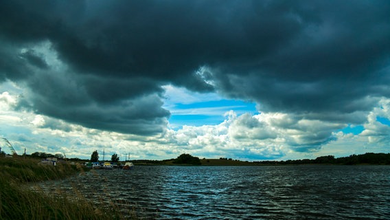 Wolkengebilde am Himmel über dem Strelasund © NDR Foto: Peter Schumacher aus Neuhof am Strelasund