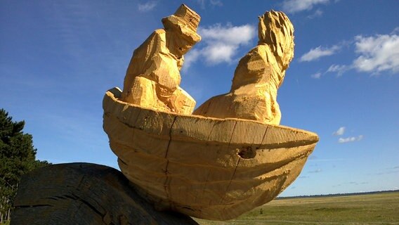 Holzschnitt auf einer Wiese © NDR Foto: Peter Bitterlich aus Weißenberg