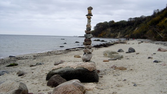 Eine Steinsäule am Strand © NDR Foto: Detlev Behrend aus Göhren