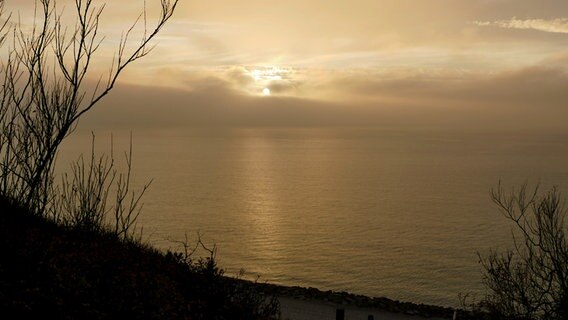 Blick vom Hochuferweg bei Sonnenuntergang © NDR Foto: Gerald Schneider aus Kloster/Hiddensee