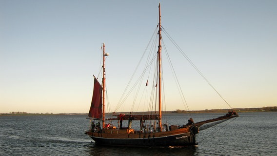 Ein Schiff im Hafen © NDR Foto:  Roland Splettstößer aus Loitz