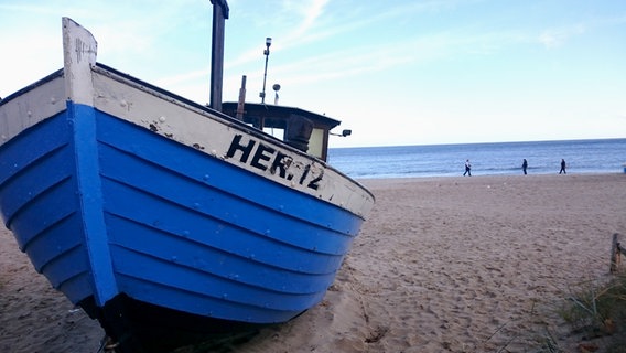 Ein Boot am Strand © NDR Foto: Helge Handschuck aus Stralsund