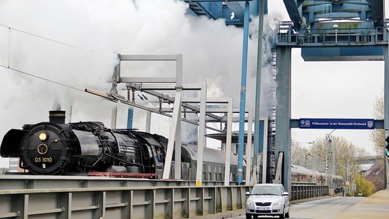 Eine Dampflok fährt über eine Brücke. © NDR Foto: Eckhard Wolfgramm aus Salow