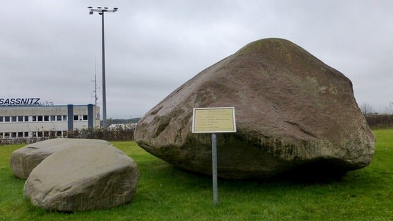 Ein großer Stein liegt im Hafen von Sassnitz. © NDR Foto: Elke Wiehle aus Delmenhorst