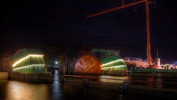Baustelle eines Sperrwerks im Hafenbecken bei Nacht © NDR Foto: Uwe Kantz aus Hinrichshagen bei Greifswald