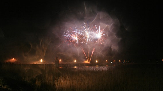 Feuerwerk auf einer Meeresbrücke © NDR Foto: Gerhard Weber aus Thesenvitz