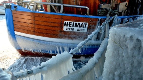 Ein Holzboot liegt im eingefrorenen Wasser. © NDR Foto: Robert Ott von der Insel Hiddensee