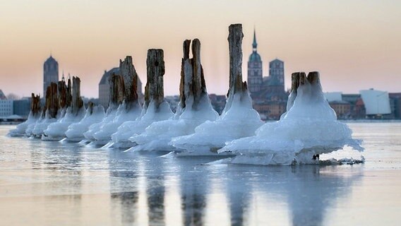 Eingefrorene Buhnen vor einer Stadtsilhouette © NDR Foto: Geert-Christoph Seidlein aus Gristow
