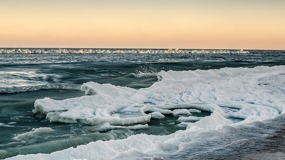 Dicke Eisschollen am Strand © NDR Foto: Susi Bruhn aus Koserow