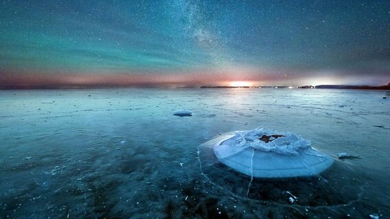 Sternenklarer Himmel über einer teilweise aufgebrochenen Eisfläche © NDR Foto: Jan Kubea aus Pudagla